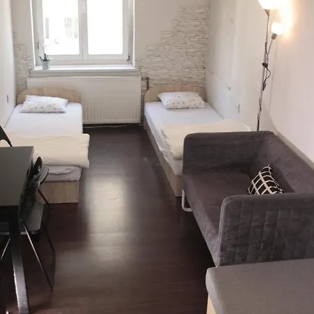 Pit Stop Hostel *
